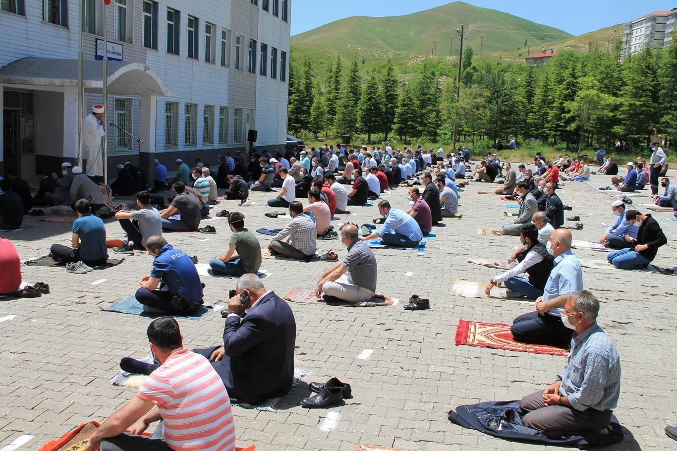 Bitlis’te 65 yaş üstü ve 18 yaş altı vatandaşların olmadığı ilk cuma namazı kılındı